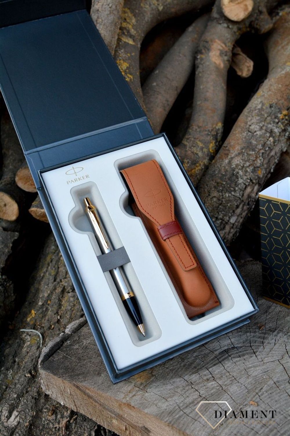 Zestaw prezentowy Parker Długopis srebrny Parker 1931670 z Etui brązowe Parker. Prezent dla nauczyciela. Prezent dla magistra. Długopisy Parker  (8).JPG